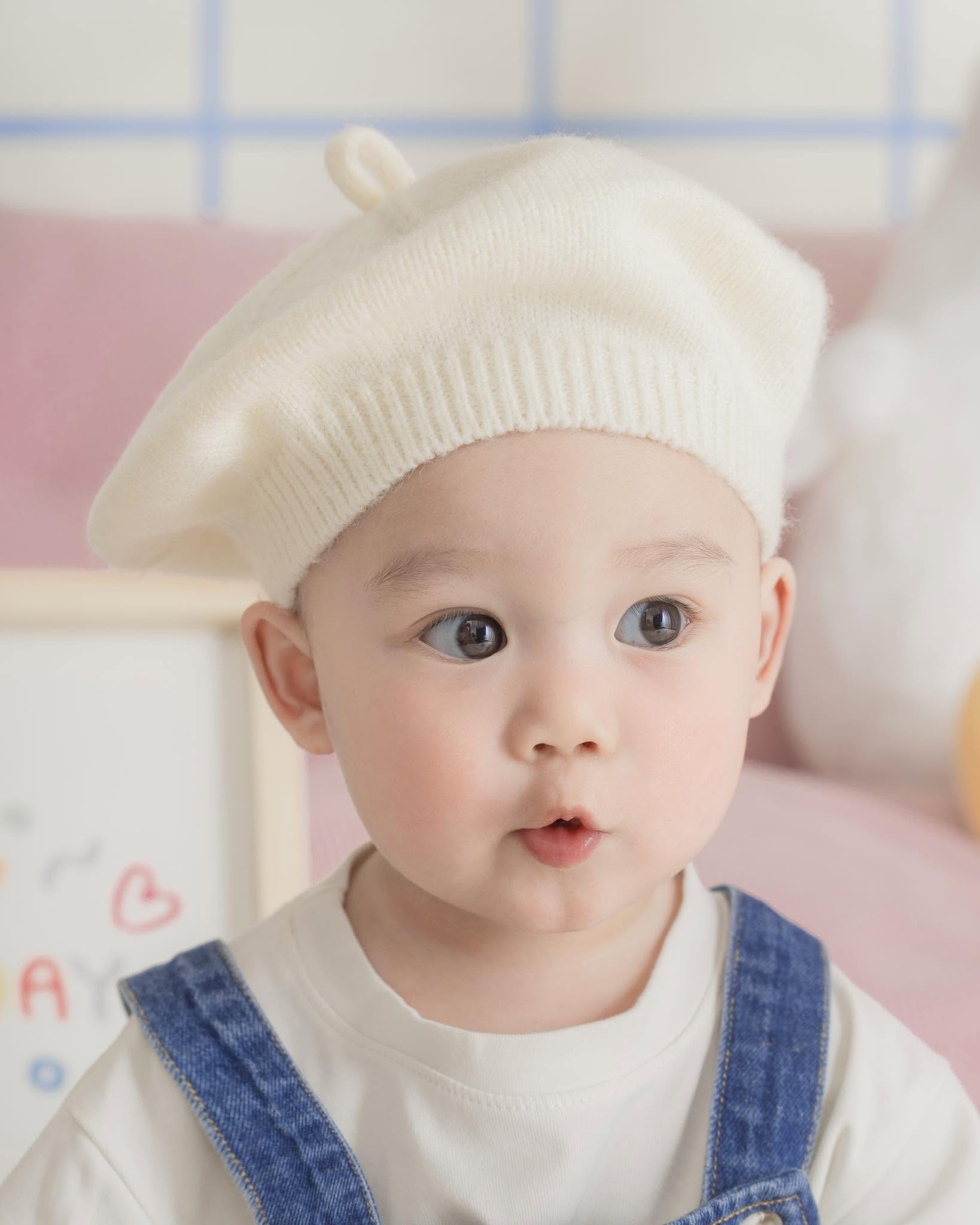 Chụp ảnh bé yêu đội mũ nồi trắng, mắt tròn đáng yêu — gói Baby tại studio Hà Nội