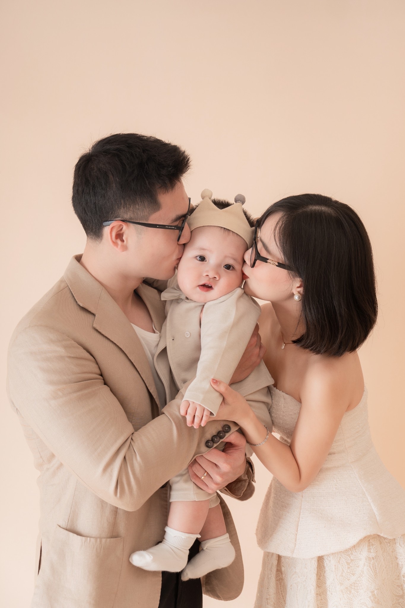 Chụp ảnh gia đình bố mẹ cùng hôn lên má bé — gói Gia đình tại Kẹo Mút Studio Hà Nội