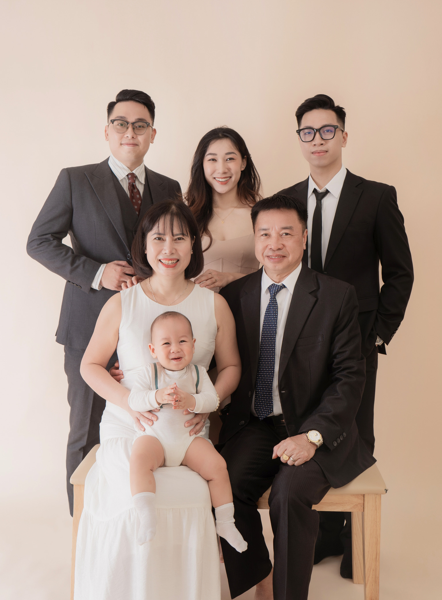 Chụp ảnh đại gia đình ba thế hệ ông bà bố mẹ và các con — gói Đại gia đình tại studio Hà Nội